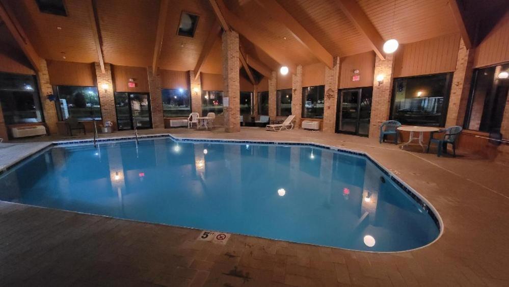 Royal Inn Suites Huntington Екстер'єр фото