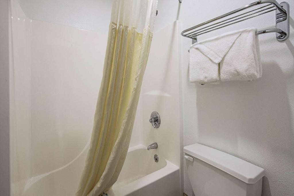 Royal Inn Suites Huntington Екстер'єр фото