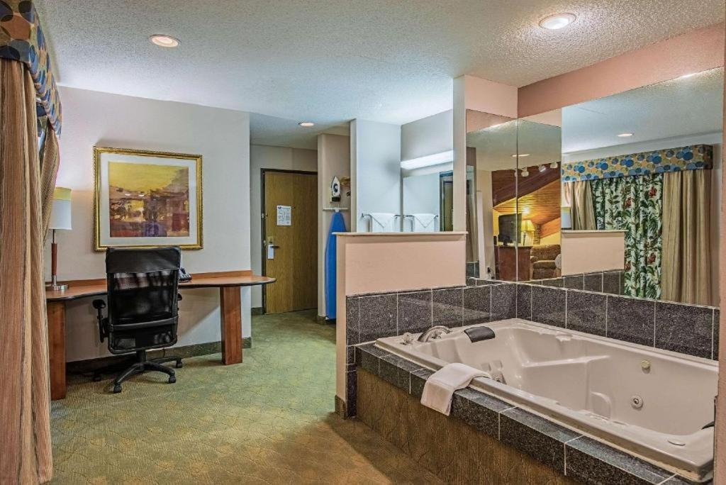 Royal Inn Suites Huntington Екстер'єр фото