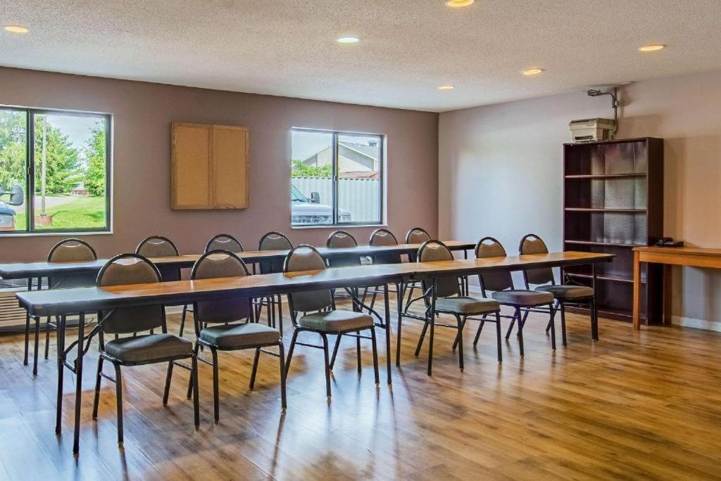 Royal Inn Suites Huntington Екстер'єр фото