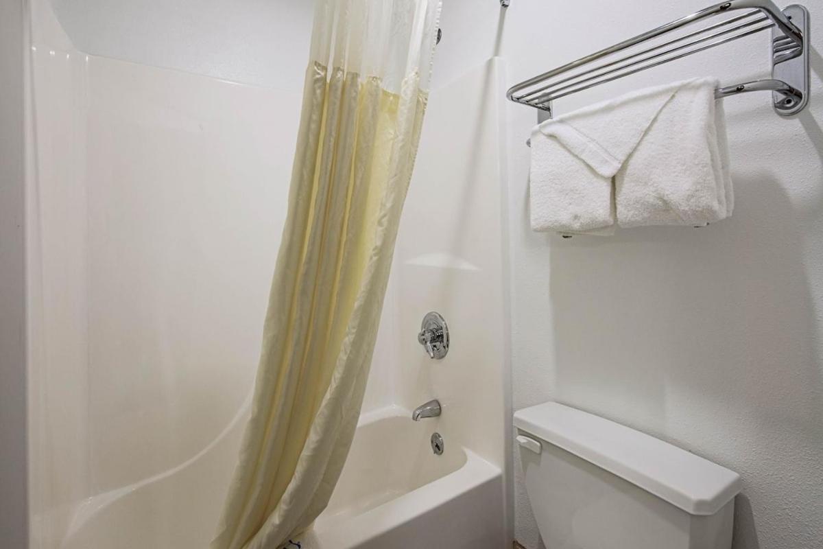 Royal Inn Suites Huntington Екстер'єр фото