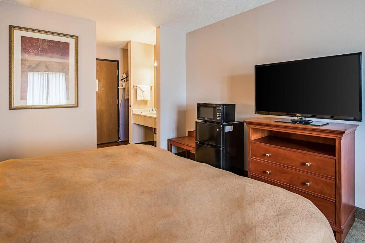 Royal Inn Suites Huntington Екстер'єр фото